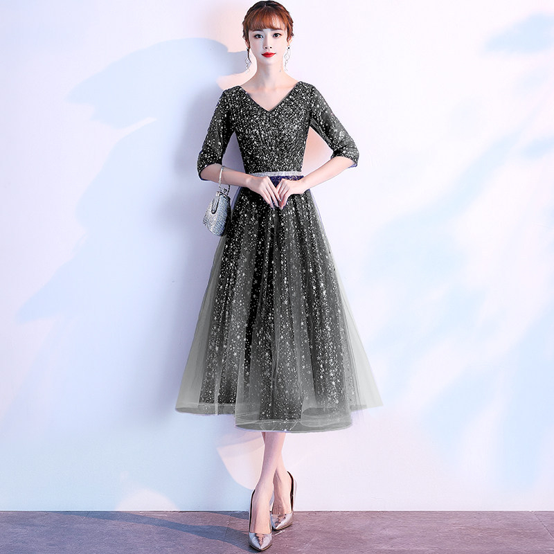 Estélyi ruha A-vonalú sziluettel, mély V-nyakkal, hosszú szabás, középső derék, poliészter anyag