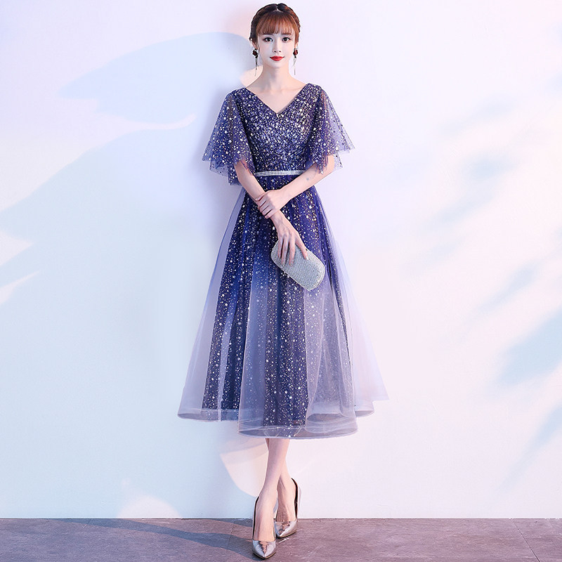 Estélyi ruha A-vonalú sziluettel, mély V-nyakkal, hosszú szabás, középső derék, poliészter anyag