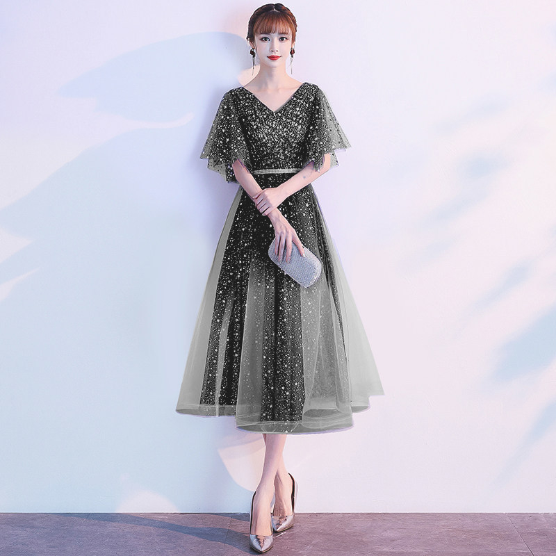 Estélyi ruha A-vonalú sziluettel, mély V-nyakkal, hosszú szabás, középső derék, poliészter anyag