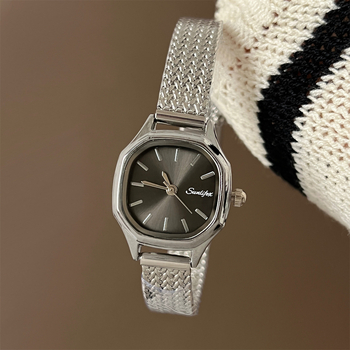 Női kvarcóra rombusz alakú tárcsával, ötvözet szíjjal, fém tokkal, spirál koronával