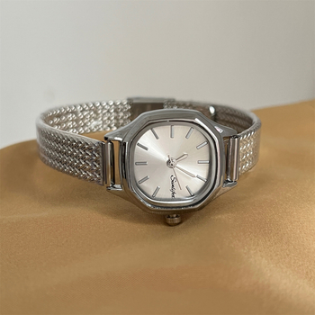 Női kvarcóra rombusz alakú tárcsával, ötvözet szíjjal, fém tokkal, spirál koronával