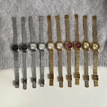 Női kvarcóra rombusz alakú tárcsával, ötvözet szíjjal, fém tokkal, spirál koronával