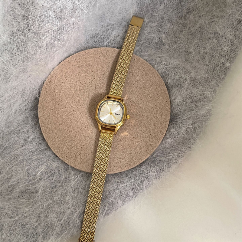 Női kvarcóra rombusz alakú tárcsával, ötvözet szíjjal, fém tokkal, spirál koronával