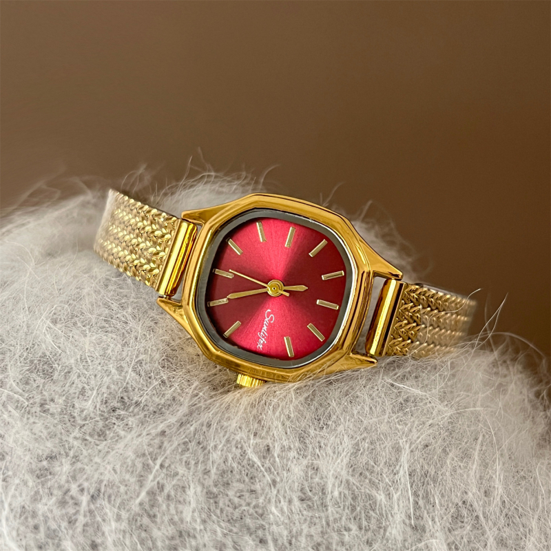 Női kvarcóra rombusz alakú tárcsával, ötvözet szíjjal, fém tokkal, spirál koronával