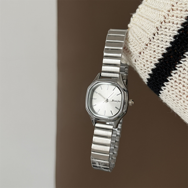 Női kvarcóra rombusz alakú tárcsával, ötvözet szíjjal, fém tokkal, spirál koronával