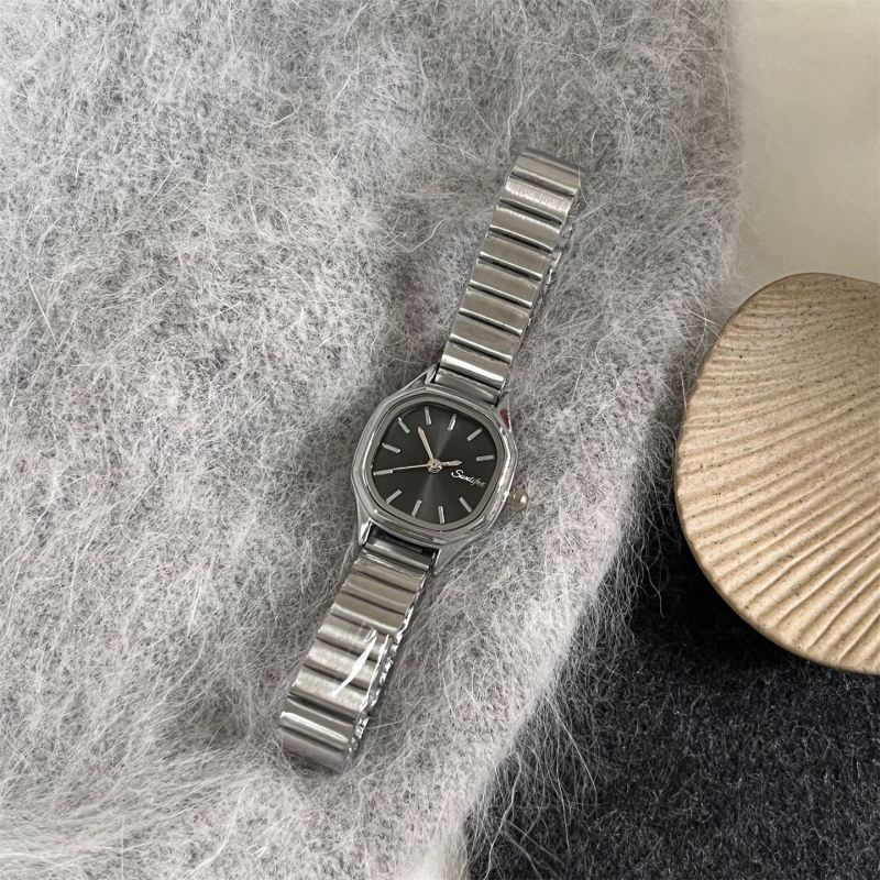 Női kvarcóra rombusz alakú tárcsával, ötvözet szíjjal, fém tokkal, spirál koronával