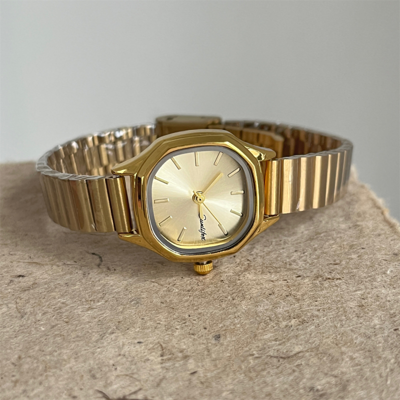 Női kvarcóra rombusz alakú tárcsával, ötvözet szíjjal, fém tokkal, spirál koronával