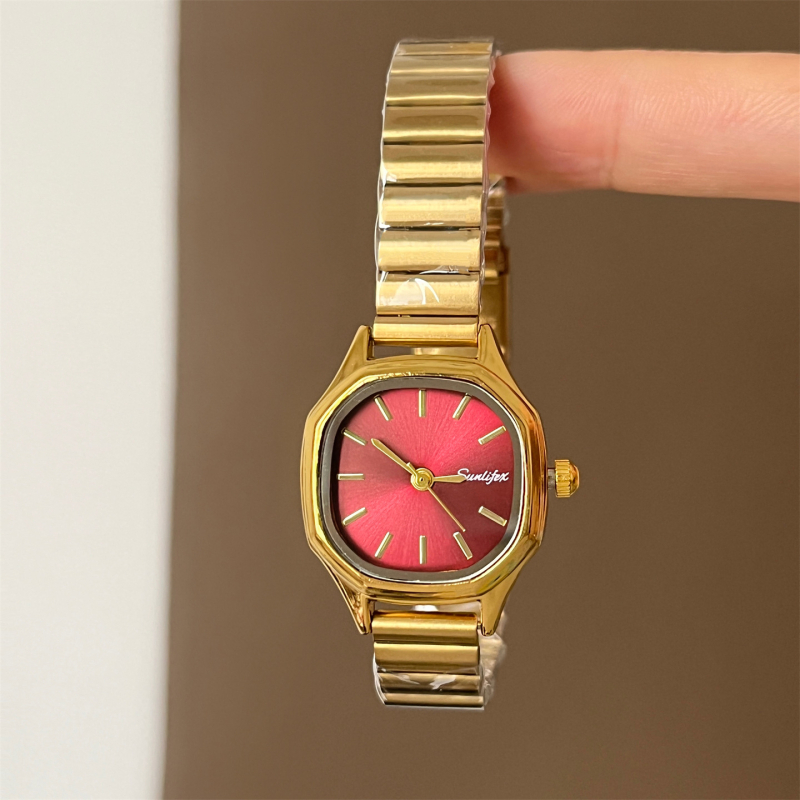 Női kvarcóra rombusz alakú tárcsával, ötvözet szíjjal, fém tokkal, spirál koronával