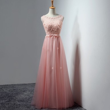 Estélyi ruha, A-vonalú hosszú hálóruha poliészter keverék külső anyaggal, klórozott rostokkal, bélés polietilén rostból; alkalmas esküvőre, strandra, szabadtéri rendezvényekre