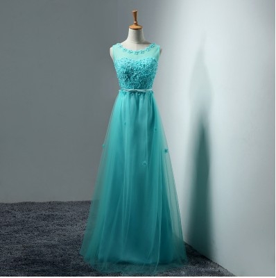 Estélyi ruha, A-vonalú hosszú hálóruha poliészter keverék külső anyaggal, klórozott rostokkal, bélés polietilén rostból; alkalmas esküvőre, strandra, szabadtéri rendezvényekre