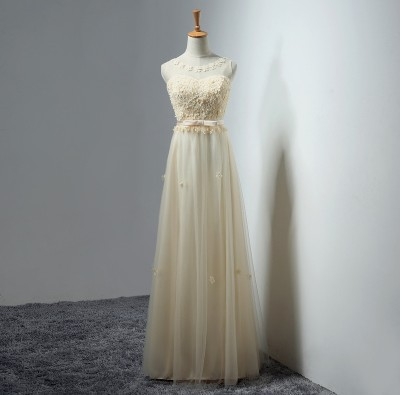 Estélyi ruha, A-vonalú hosszú hálóruha poliészter keverék külső anyaggal, klórozott rostokkal, bélés polietilén rostból; alkalmas esküvőre, strandra, szabadtéri rendezvényekre