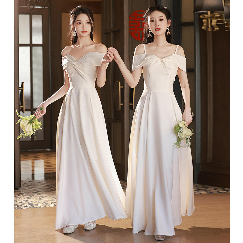 Rochie de domnișoare satinată, mâneci scurte, decolteu rotund, amestec din fibre chimice, poliester, finisaj șlefuit, vara 2023