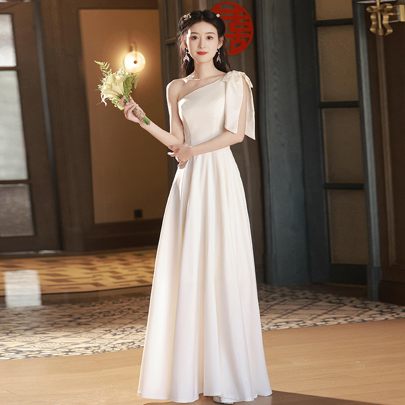 Rochie de domnișoare satinată, mâneci scurte, decolteu rotund, amestec din fibre chimice, poliester, finisaj șlefuit, vara 2023