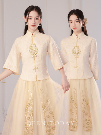 Kinų stiliaus pamergių suknelė, ilgos rankovės, ilga iki grindų suknelė, liemuo vidutinio pločio, stačios apykaklės