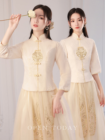 Kinų stiliaus pamergių suknelė, ilgos rankovės, ilga iki grindų suknelė, liemuo vidutinio pločio, stačios apykaklės