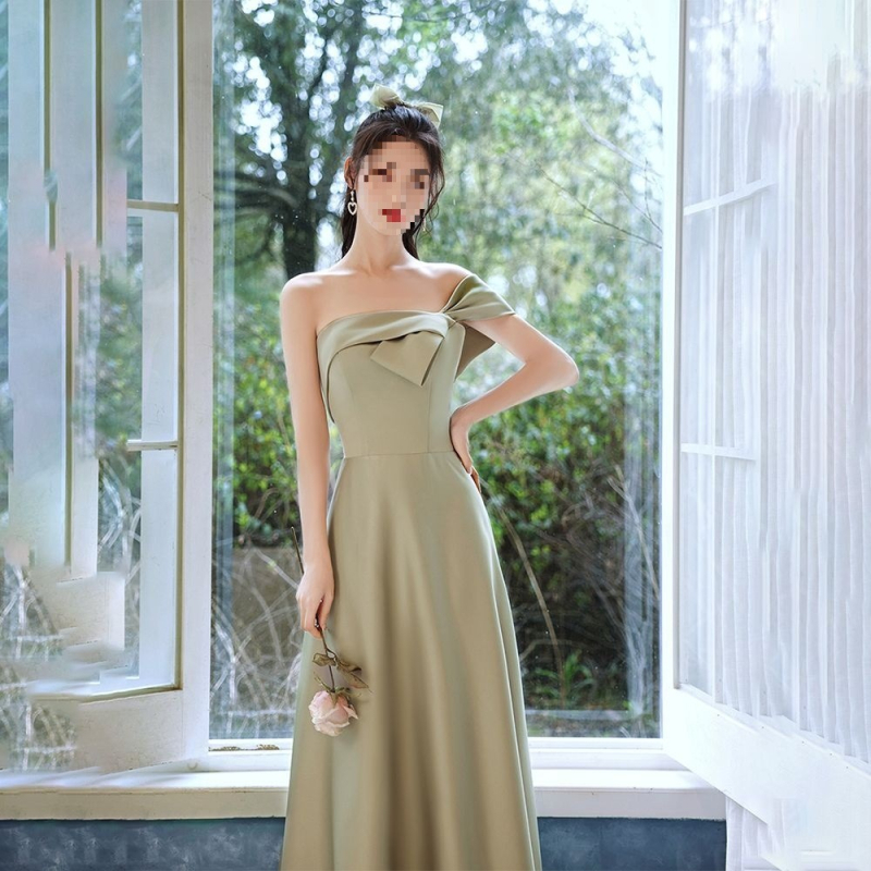 Satiinist pruutneitside kleit, A-liiniline siluett, sügav V-kaelus, varrukateta, pikk kleit