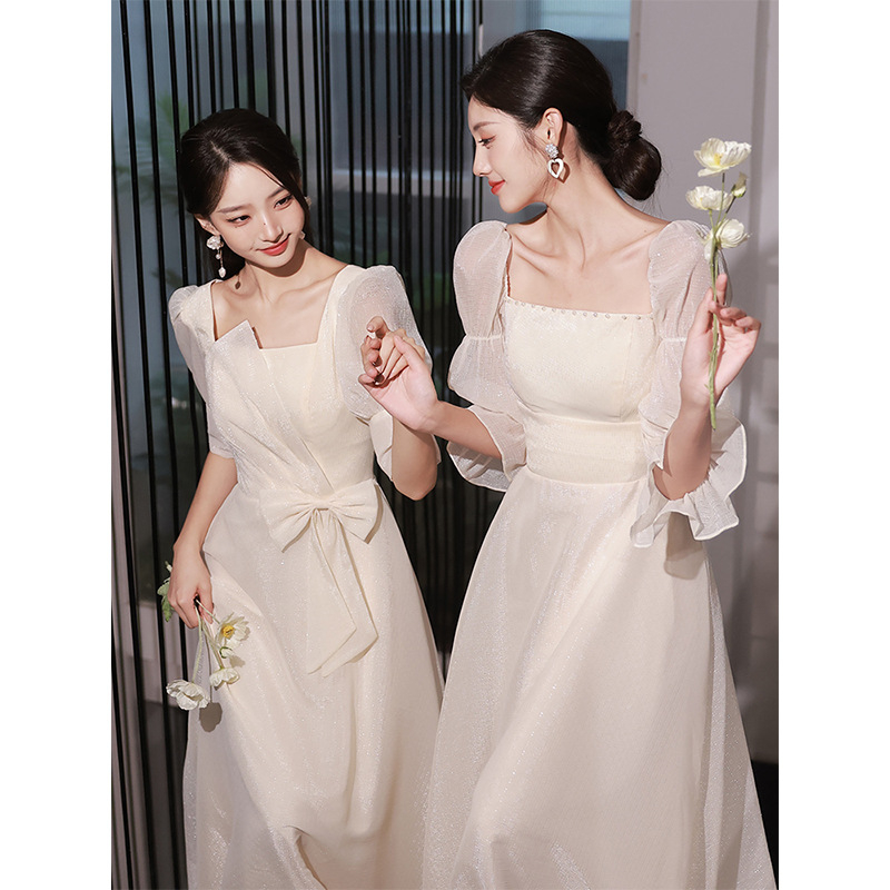 Pruutneitside kleit, A-liin, mullid varrukad, pool varrukad, keskjo vöö, lühike seelik