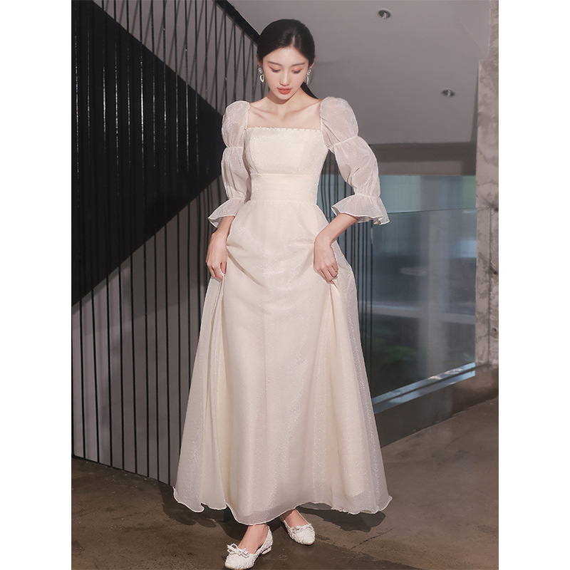 Pruutneitside kleit, A-liin, mullid varrukad, pool varrukad, keskjo vöö, lühike seelik