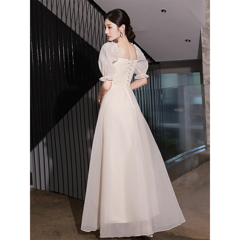 Pruutneitside kleit, A-liin, mullid varrukad, pool varrukad, keskjo vöö, lühike seelik