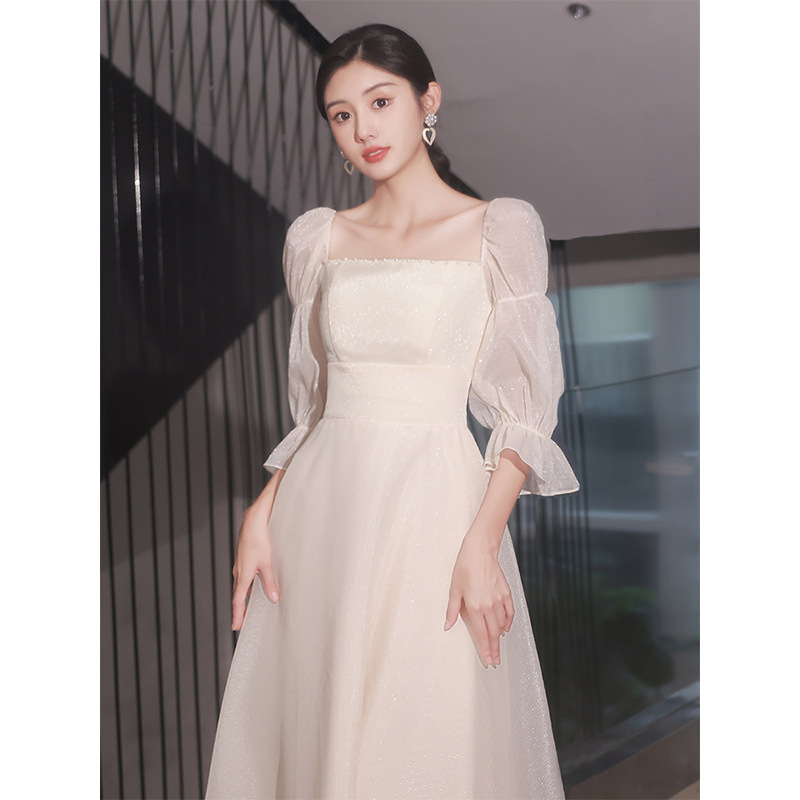 Pruutneitside kleit, A-liin, mullid varrukad, pool varrukad, keskjo vöö, lühike seelik