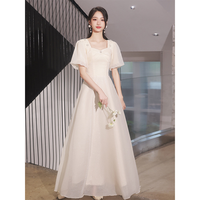 Pruutneitside kleit, A-liin, mullid varrukad, pool varrukad, keskjo vöö, lühike seelik