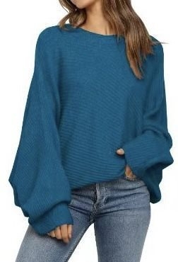 Kapucnis bat-szárnyú kötött pulóver, kerek nyakkal, 3D textúra, közepes vastagság