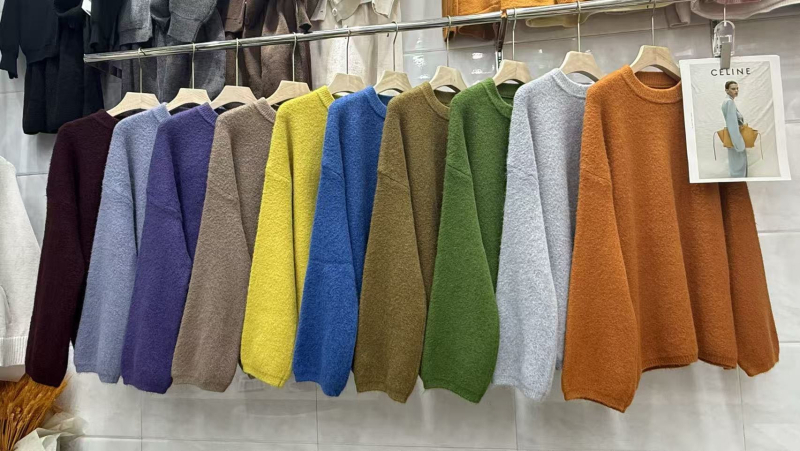 Džemper od zajčjeg krzna s kapuljom, okrugli izrez, dugi rukavi, srednja debljina, slobodan kroj, duljina 50–65 cm