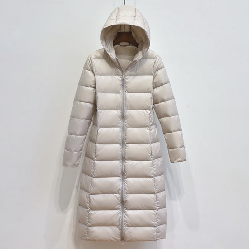 Sieviešu ziemas jaka ar kapuci, korejiešu stilā, garā līdz ceļgaliem, brīvā piegriezuma, pildījums no balta pīļu pūka