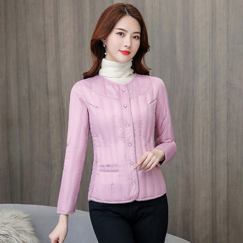 Sievietes šaura pūkaina jaka ar balto pīļu pūku – bez apkakles, vidēja garuma, gari piedurknēm, poliestera audums