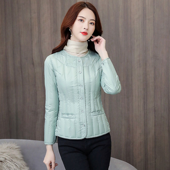 Sievietes šaura pūkaina jaka ar balto pīļu pūku – bez apkakles, vidēja garuma, gari piedurknēm, poliestera audums