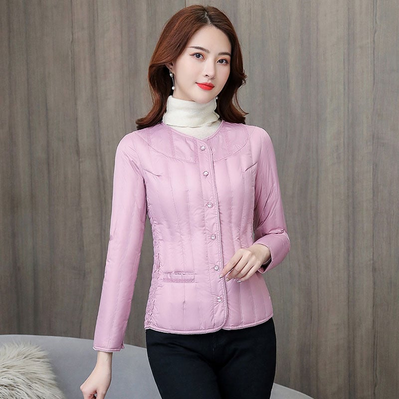 Sievietes šaura pūkaina jaka ar balto pīļu pūku – bez apkakles, vidēja garuma, gari piedurknēm, poliestera audums