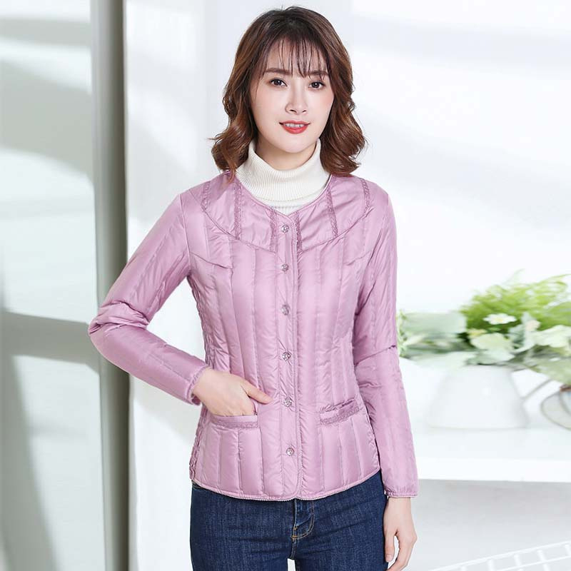 Sievietes šaura pūkaina jaka ar balto pīļu pūku – bez apkakles, vidēja garuma, gari piedurknēm, poliestera audums