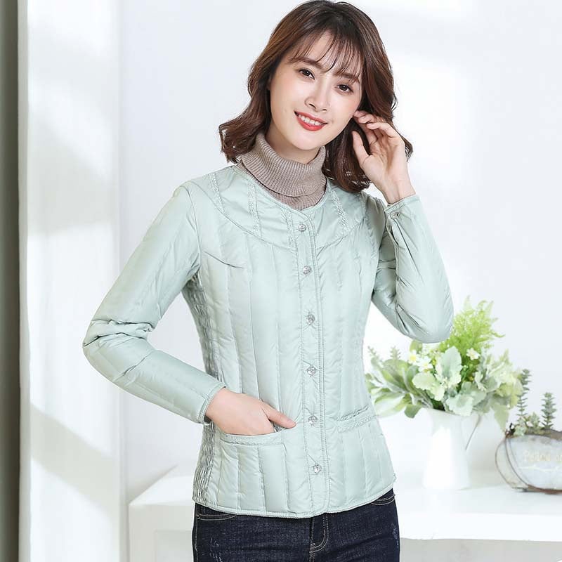 Sievietes šaura pūkaina jaka ar balto pīļu pūku – bez apkakles, vidēja garuma, gari piedurknēm, poliestera audums