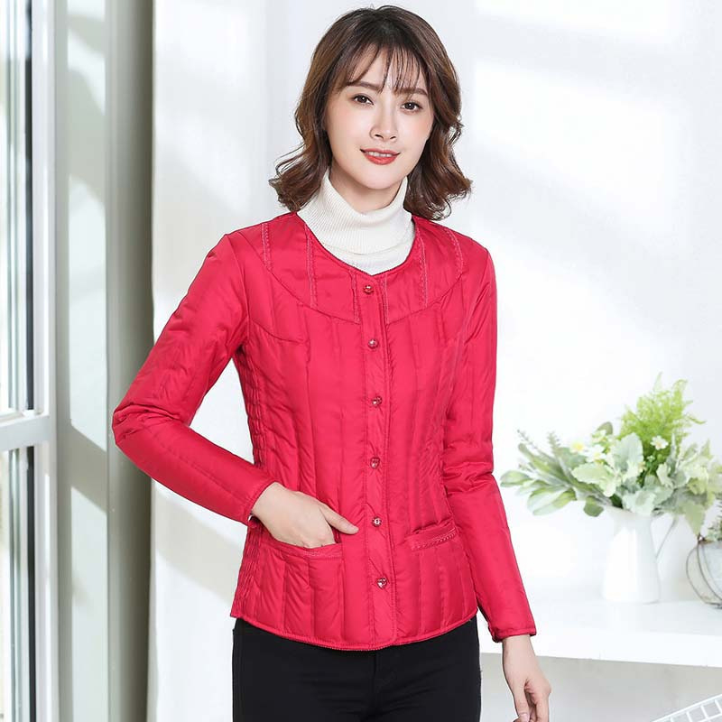 Sievietes šaura pūkaina jaka ar balto pīļu pūku – bez apkakles, vidēja garuma, gari piedurknēm, poliestera audums