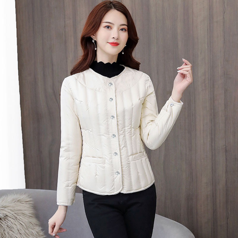 Sievietes šaura pūkaina jaka ar balto pīļu pūku – bez apkakles, vidēja garuma, gari piedurknēm, poliestera audums