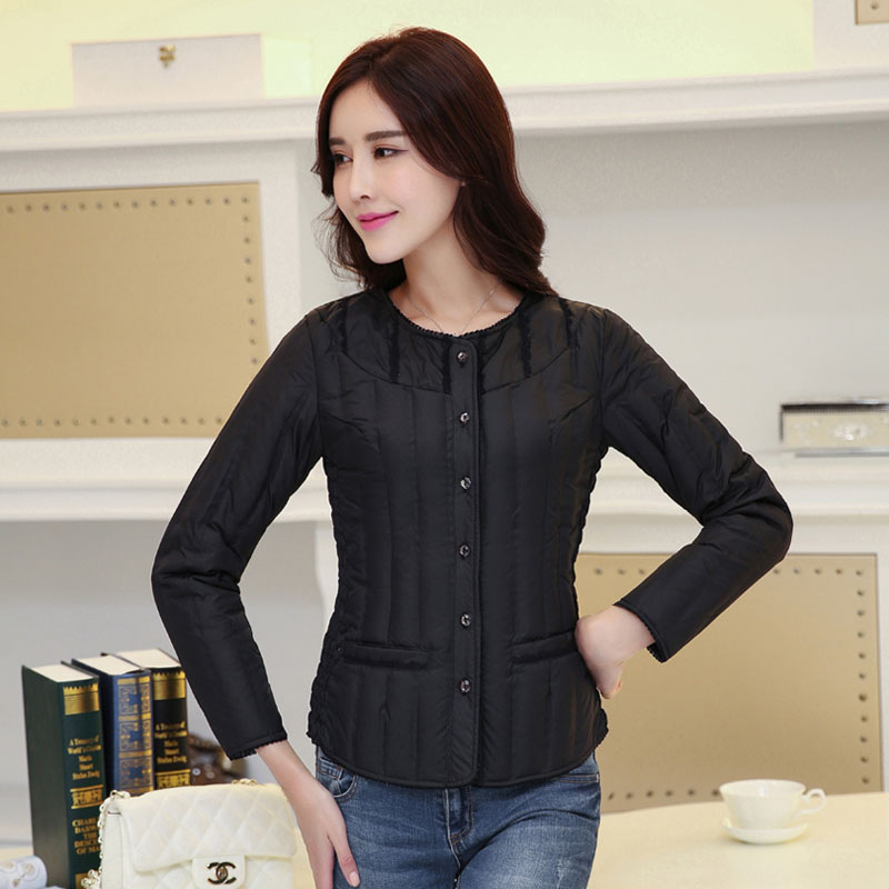 Sievietes šaura pūkaina jaka ar balto pīļu pūku – bez apkakles, vidēja garuma, gari piedurknēm, poliestera audums