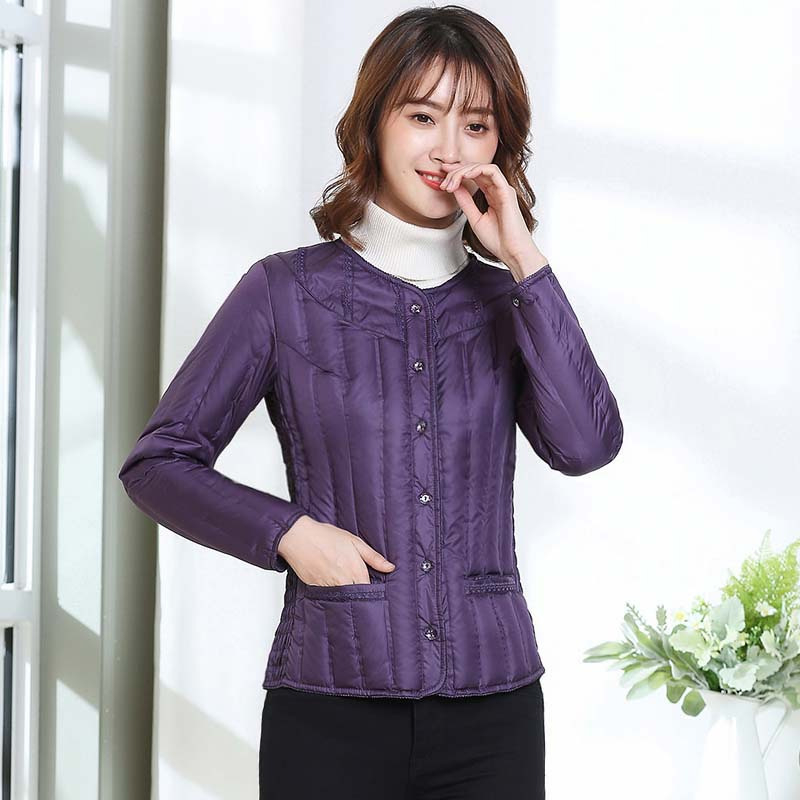 Sievietes šaura pūkaina jaka ar balto pīļu pūku – bez apkakles, vidēja garuma, gari piedurknēm, poliestera audums