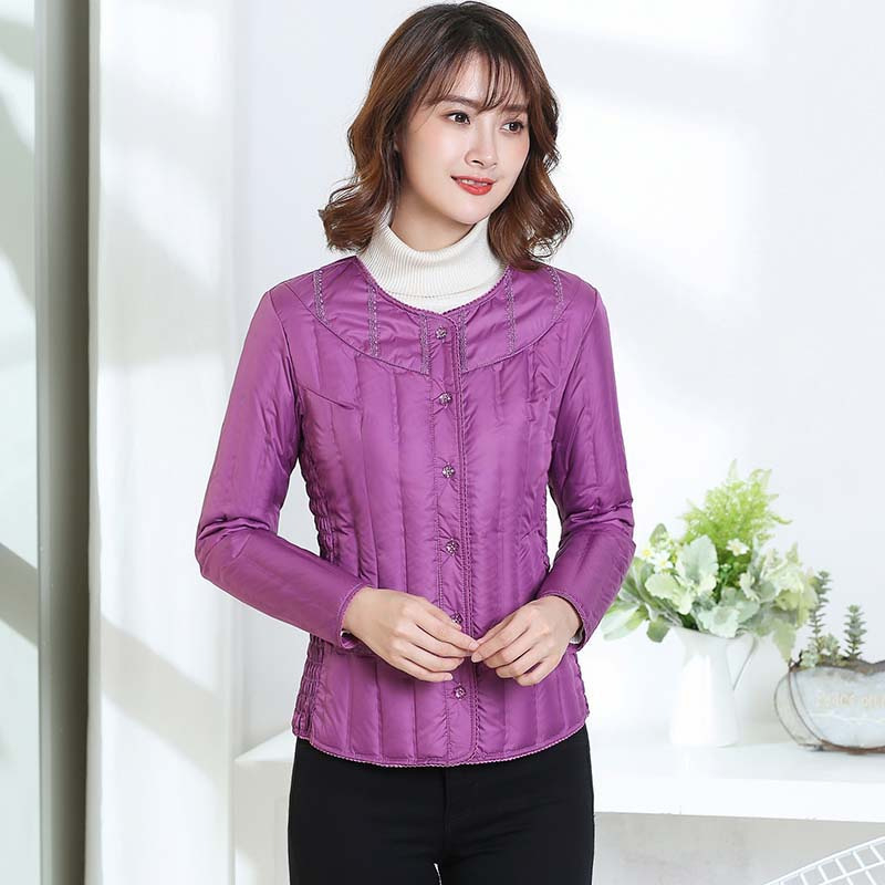 Sievietes šaura pūkaina jaka ar balto pīļu pūku – bez apkakles, vidēja garuma, gari piedurknēm, poliestera audums