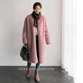 Sieviešu mākslīgās kažokādas mētelis, vidējā garuma 65–80 cm, garas piedurknes, bez apkakles, elegants stils