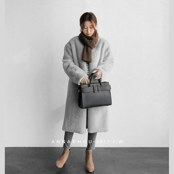 Sieviešu mākslīgās kažokādas mētelis, vidējā garuma 65–80 cm, garas piedurknes, bez apkakles, elegants stils