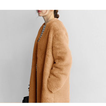 Sieviešu mākslīgās kažokādas mētelis, vidējā garuma 65–80 cm, garas piedurknes, bez apkakles, elegants stils