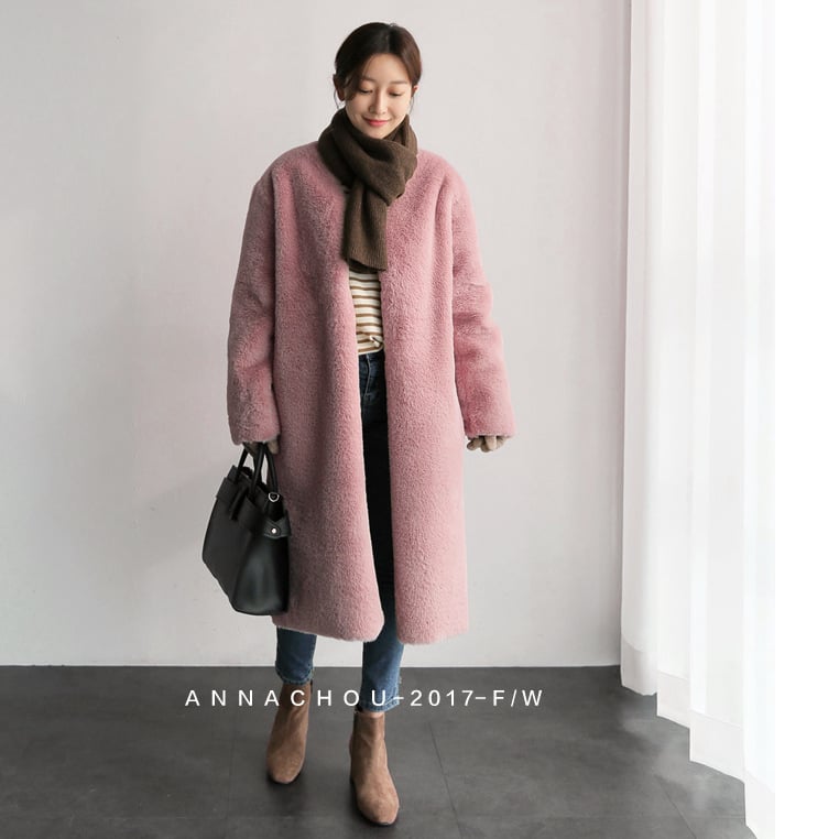 Sieviešu mākslīgās kažokādas mētelis, vidējā garuma 65–80 cm, garas piedurknes, bez apkakles, elegants stils