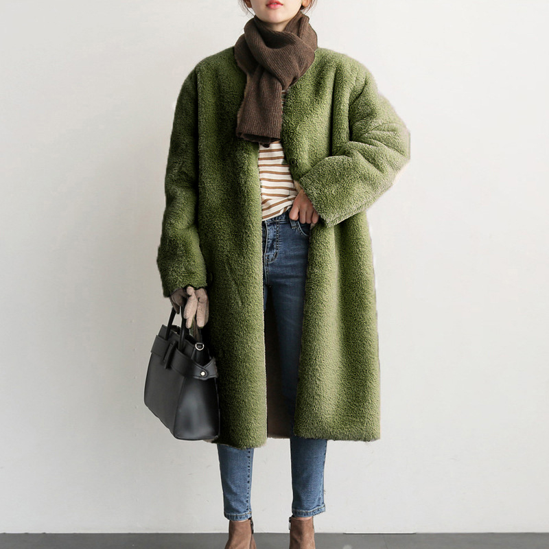 Sieviešu mākslīgās kažokādas mētelis, vidējā garuma 65–80 cm, garas piedurknes, bez apkakles, elegants stils