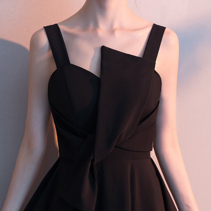 Õhtukleit naisele, lihtne ja elegantne, haldja stiililt inspireeritud (A-liiniline siluett; varrukateta; kõrge vöökoht; midi pikkus; kitsas lõige)