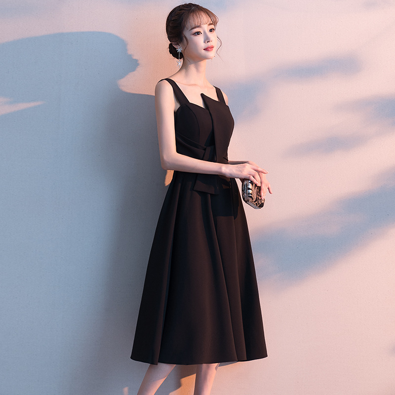 Õhtukleit naisele, lihtne ja elegantne, haldja stiililt inspireeritud (A-liiniline siluett; varrukateta; kõrge vöökoht; midi pikkus; kitsas lõige)