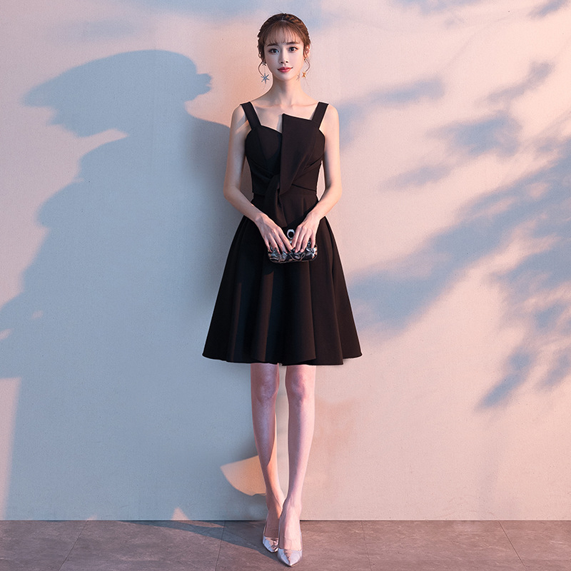 Õhtukleit naisele, lihtne ja elegantne, haldja stiililt inspireeritud (A-liiniline siluett; varrukateta; kõrge vöökoht; midi pikkus; kitsas lõige)