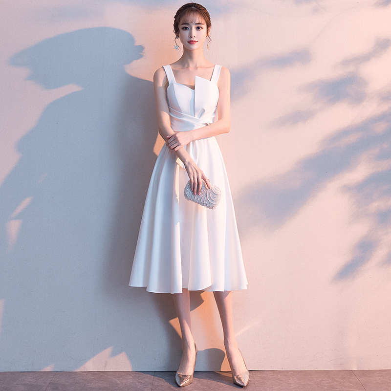 Õhtukleit naisele, lihtne ja elegantne, haldja stiililt inspireeritud (A-liiniline siluett; varrukateta; kõrge vöökoht; midi pikkus; kitsas lõige)