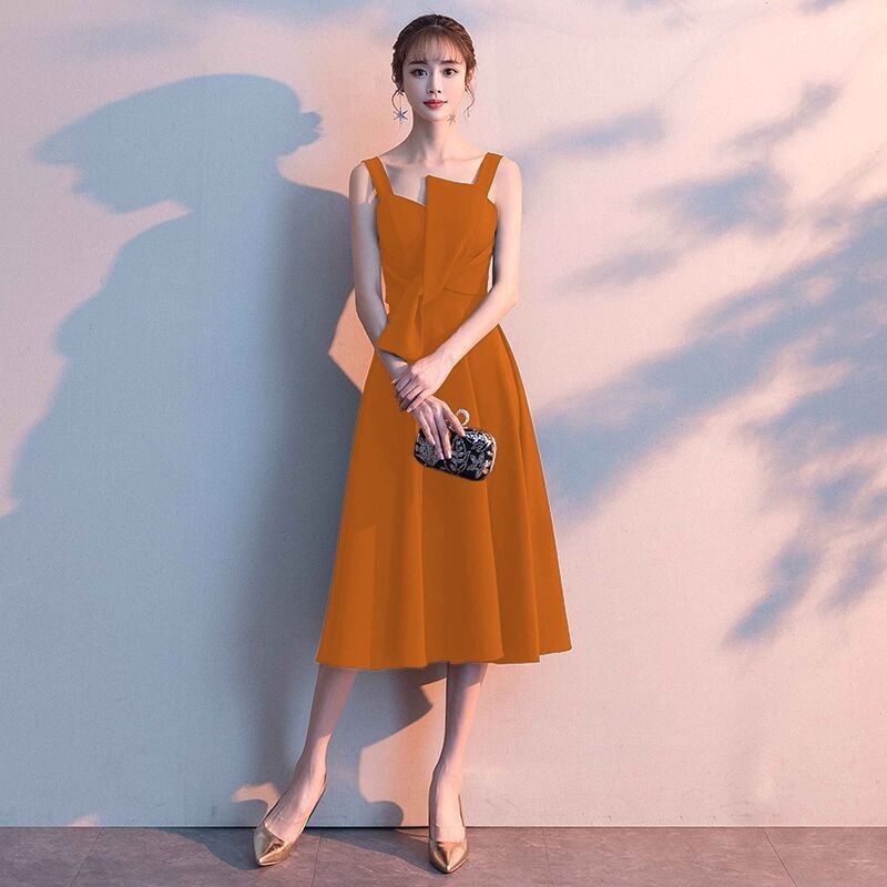 Õhtukleit naisele, lihtne ja elegantne, haldja stiililt inspireeritud (A-liiniline siluett; varrukateta; kõrge vöökoht; midi pikkus; kitsas lõige)