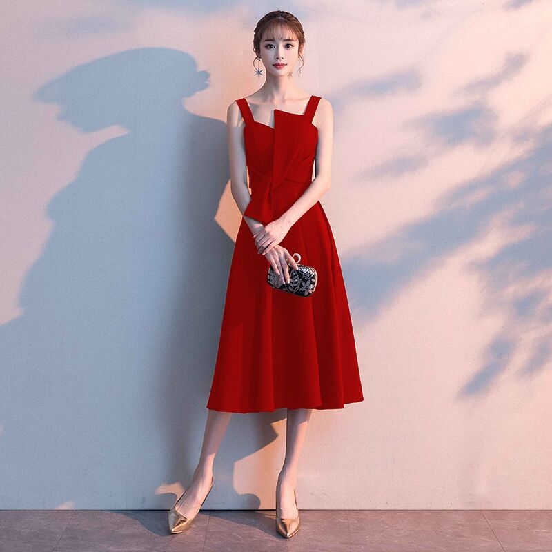 Õhtukleit naisele, lihtne ja elegantne, haldja stiililt inspireeritud (A-liiniline siluett; varrukateta; kõrge vöökoht; midi pikkus; kitsas lõige)