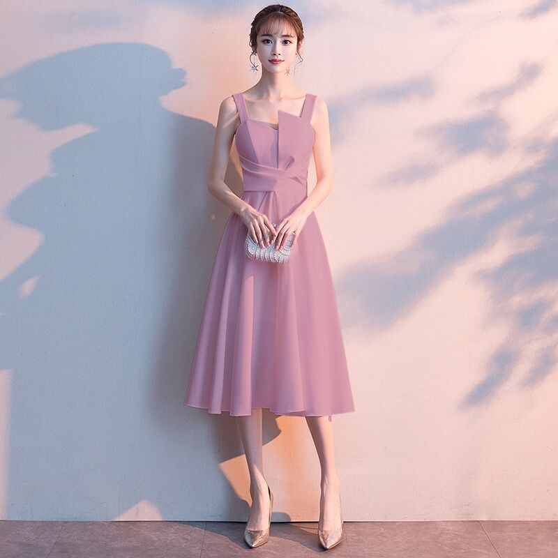 Õhtukleit naisele, lihtne ja elegantne, haldja stiililt inspireeritud (A-liiniline siluett; varrukateta; kõrge vöökoht; midi pikkus; kitsas lõige)